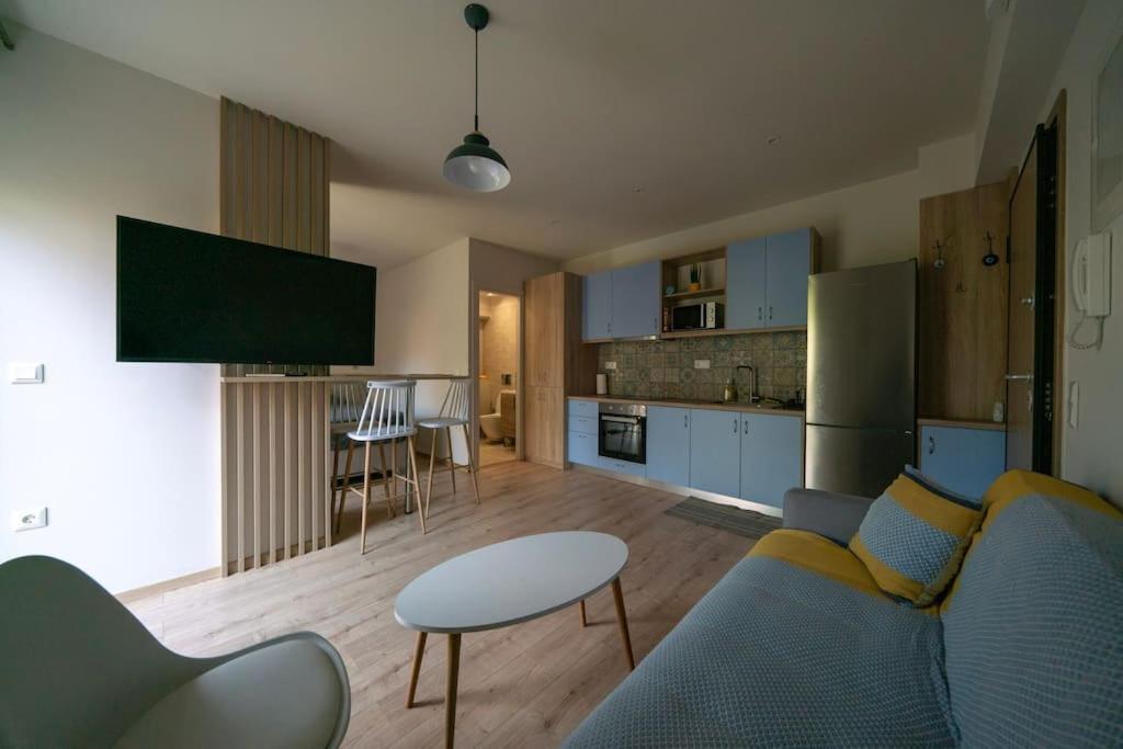 Modern In Dafni Up To 3 Prs-4min From Metro *